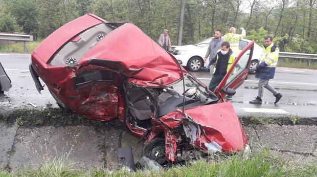 Doi tineri, proaspăt căsătoriți, morți într-un accident în Valea Ursului