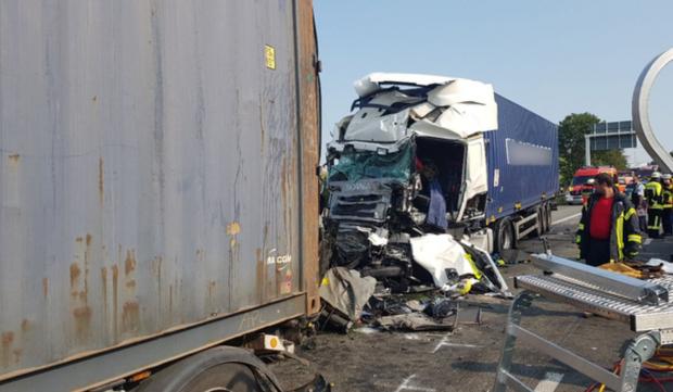 Patru români au murit striviți într-un microbuz, pe autostradă în Germania