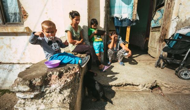 Copii și părinți pe scările fostului pichet militar din Botoșani