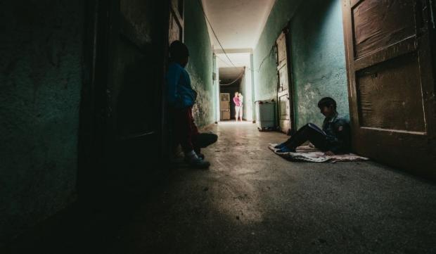 Copiii din fostul pichet militar din Botoșani își fac lecțiile pe holul clădirii aflate în ruină