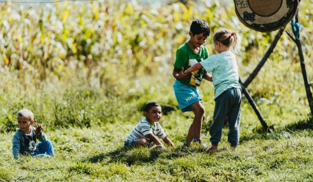Copii care locuiesc în fostul pichet militar din Botoșani se joacă