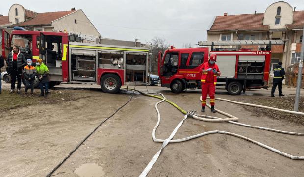 Pompieri la incendiul de la un cazino din orasul Cugir
