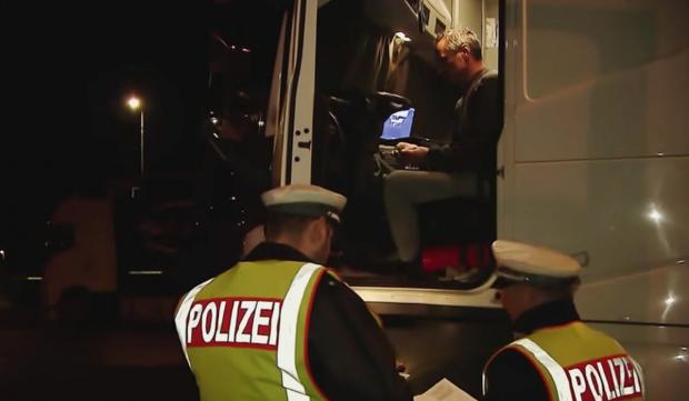 Şofer român de TIR, lăsat fără acte de poliţiştii din Germania, chiar dacă era parcat