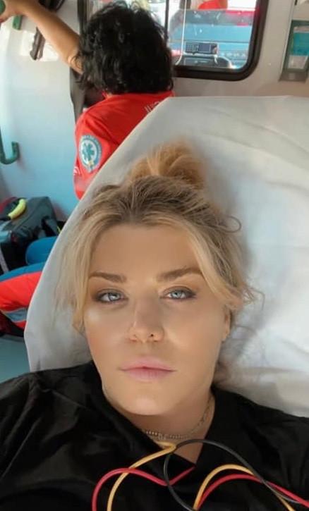 Loredana Groza, fotografie din ambulanţă, după ce i s-a făcut rău