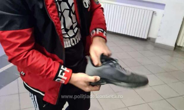 Tânăr prins cu un permis fals ascuns în pantof, primit cadou de ziua de naştere, în vama Sculeni