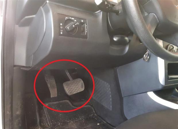 Şofer român refuzat de RAR, după ce a inversat pedalele unei maşini, în Caraş-Severin