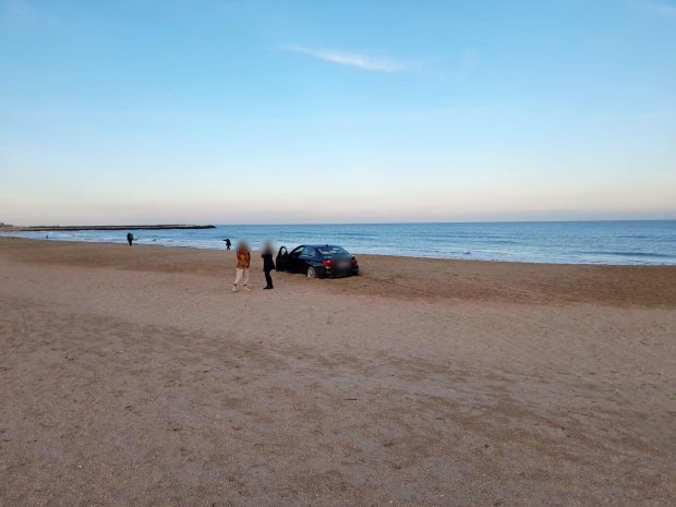 Amendă de peste 10.000 de lei pentru o tânără din Constanţa care şi-a parcat BMW-ul pe plaja Modern