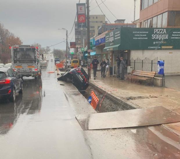 O maşină a Jandarmeriei a căzut într-un şanţ, pe Şoseaua Fundeni din Bucureşti