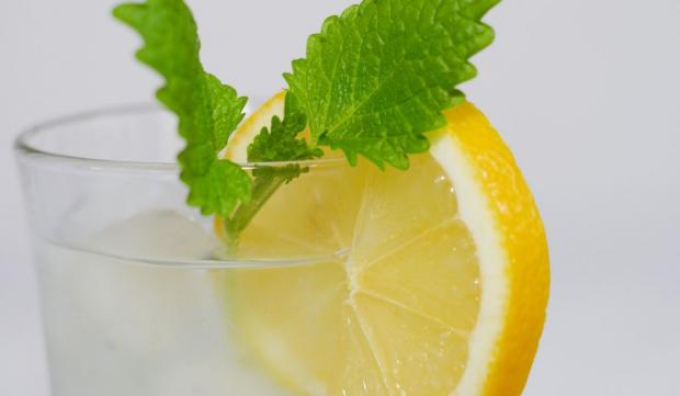 Băutura de dimineaţă care ajută la detoxifiere şi reglează pH-ul corpului