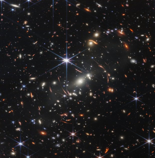 Cea mai îndepărtată şi mai clară imagine din Univers, surprinsă de telescopul Webb al NASA, a fost prezentată de preşedintele Joe Biden
