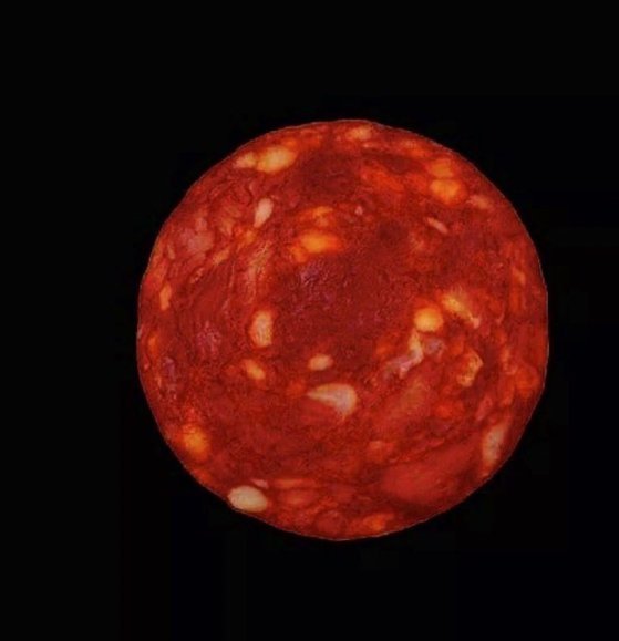 Un om de ştiinţă de top a fotografiat o felie de salam şi a spus că este o planetă îndepărtată din Univers