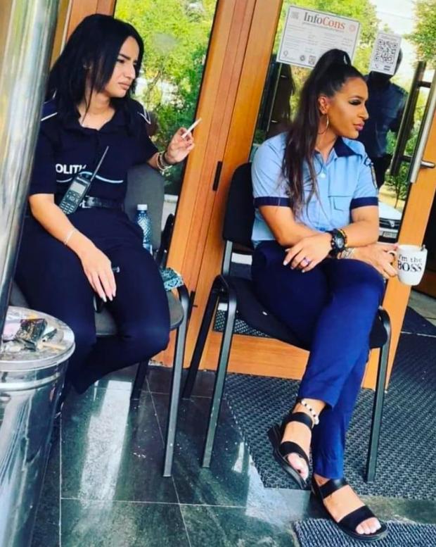 Anchetă în Poliţia Română, după ce o poză cu două poliţiste a devenit virală pe Facebook