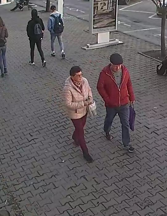 O femeie şi un bărbat au furat banii uitaţi într-un bancomat din Sfântu Gheorghe. Dacă îi recunoaşteţi, sunaţi la 112
