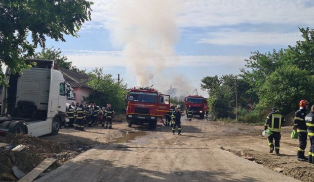 Incendiu la un centru de colectare a deșeurilor din Bucureşti