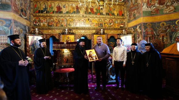 Nicolae Ciucă a primit Ordinul eparhial "Crucea Bucovinei" la Voroneț