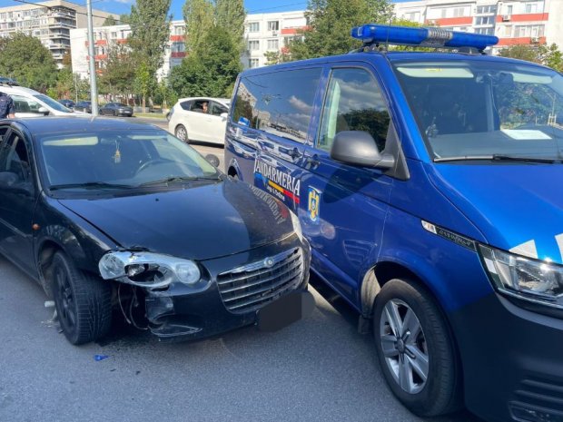 Doi tineri din Galaţi au fost încătuşaţi şi întinşi pe asfalt, după ce au intrat cu maşina într-o dubă a Jandarmeriei