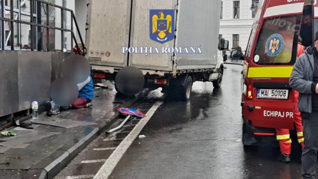 Un şofer de camion s-a înecat cu o bomboană şi a călcat trei oameni pe trotuar, în Zărneşti