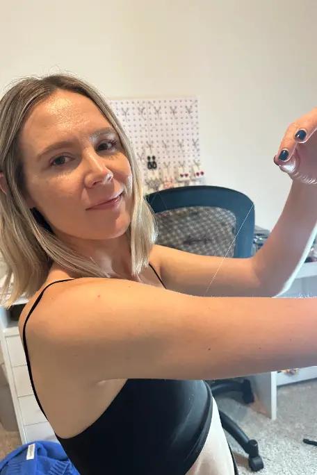 O femeie a obţinut titlul Guinness World Records pentru cel mai lung păr de pe mână