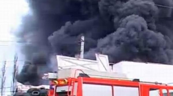 incendiul de la suceava se extinde rapid echipajele de pompieri suplimentate imagini cu fabrica in