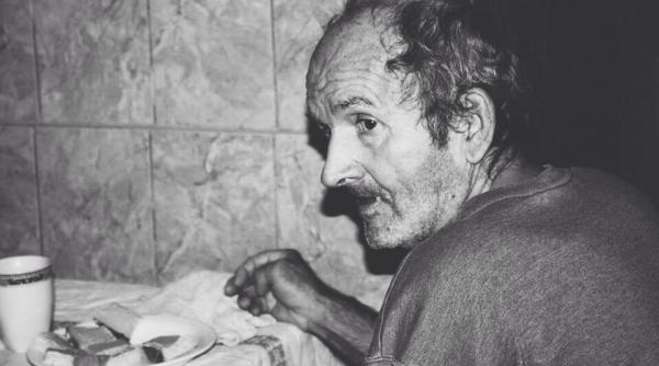 cand ingerii traiesc printre oameni povestea impresionanta a familiei care are grija de batranii