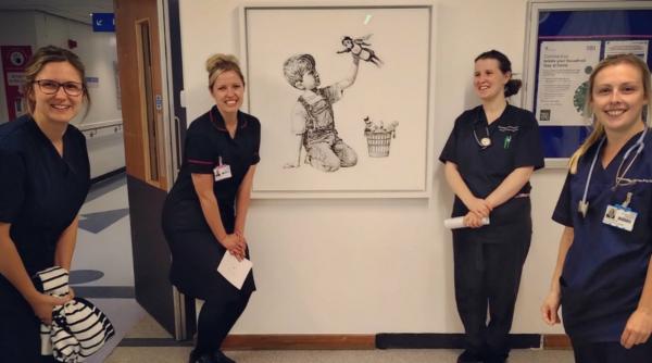 misteriosul artist bansky a realizat o lucrare dedicata supereroilor care lupta impotriva