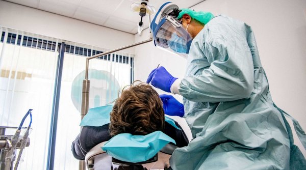 Taxă covid: Cât plătesc românii în plus la stomatolog din cauza crizei medicale
