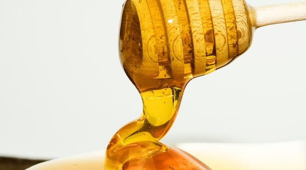 Mierea este toxică dacă se adaugă în aceste lichide! Adevăratul motiv pentru care devine „hrană moartă”