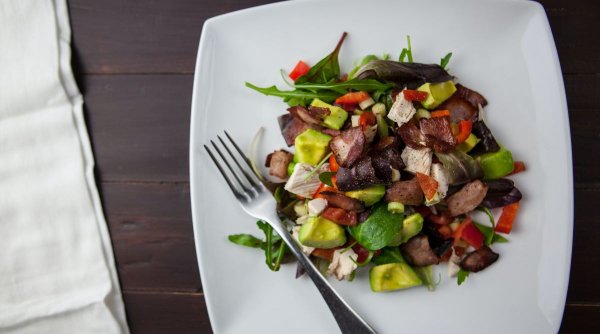 Salata cu puține calorii care te ajută să ai un abdomen plat. Rețeta zilei