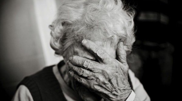 Bătrână din Brașov, bătută și jefuită de nouă interlopi. Suma enormă cu care au plecat hoții