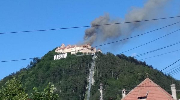 Arde Cetatea Râșnov: Turiștii au fost evacuați