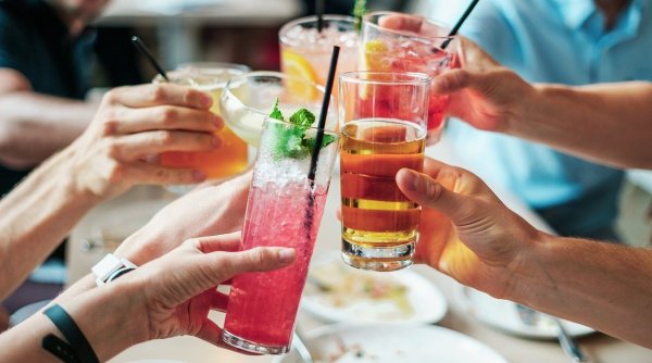 DIETĂ. Mare atenție la băuturile alcoolice vara! Pot ascunde enorm de multe calorii. Alegerile care ne vor menține silueta