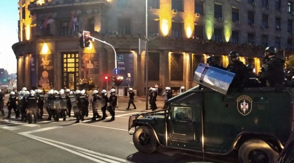 Proteste de amploare în Serbia, după reinstaurarea stării de urgență. Manifestanții violenți au reușit să intre în Parlament