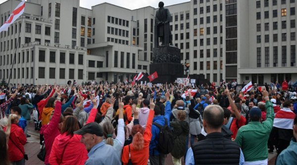 Protest de amploare! Sute de mii de oameni au ieșit în stradă în capitala Belarusului