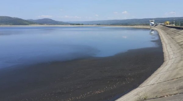 Poluare uriașă! O peliculă neagră de un kilometru a apărut pe un lac din România