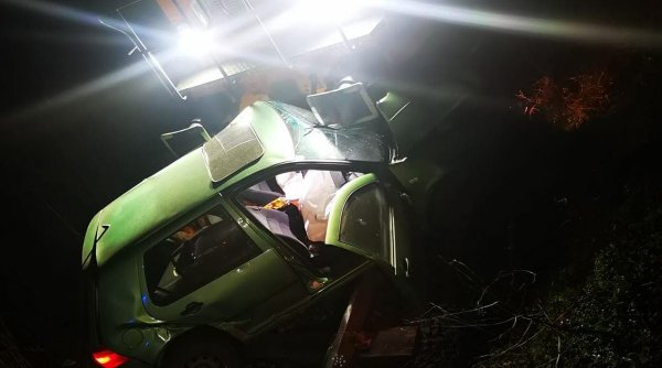 Automobil lovit de tren la limita dintre județele Sibiu și Vâlcea! Salvare miraculoasă în seara de Ajun