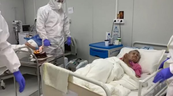 O pacientă COVID-19 în vârstă de 94 de ani, din Iași, surpriză uriașă pe patul de spital chiar de ziua ei: 