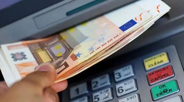 Un bărbat a găsit 5.000 de euro la un bancomat din Iaşi. Ce a făcut cu banii