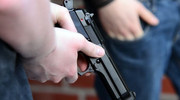 Un bărbat din Caraș-Severin a fost arestat preventiv, după ce şi-a împuşcat concubina cu un pistol de tip Airsoft