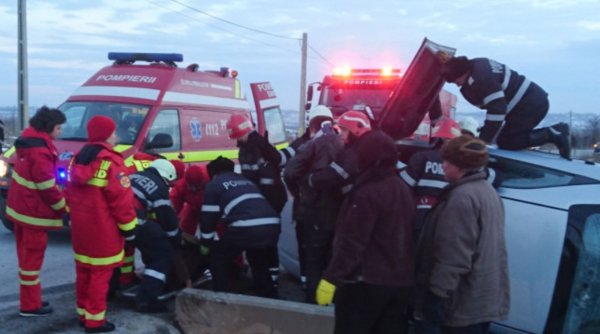 Accident în Cârlogani, Olt. Patru tineri s-au răsturnat cu mașina pe o șosea. Trei dintre ei au ajuns la spital în stare gravă