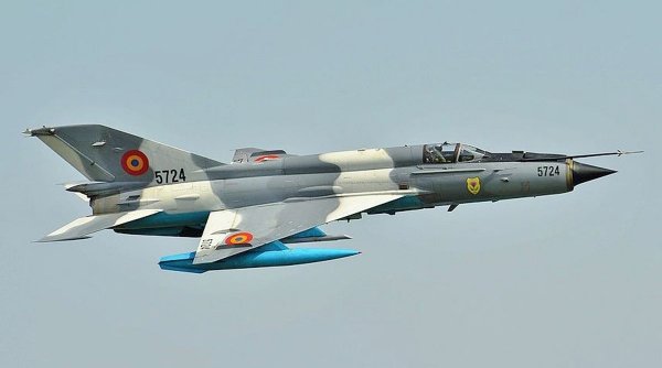 Un MiG-21 al Forţelor Aeriene Române, la un pas de catastrofă la aterizare!