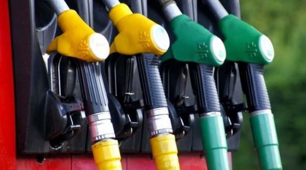 Prețurile la benzină și motorină cresc de la o zi la alta. Câți litri alimentezi acum cu 100 de lei