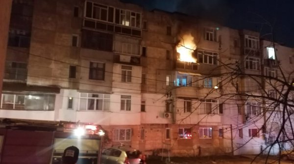Incendiu într-un bloc de locuințe din Tulcea. Locatarii s-au autoevacuat!  