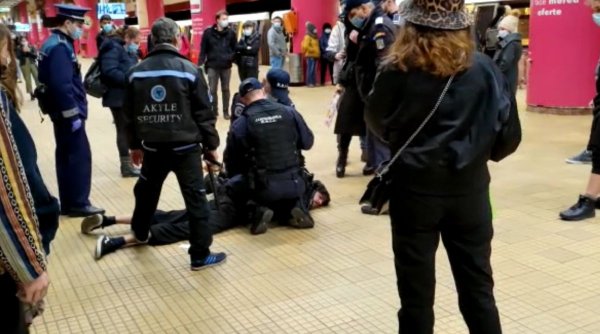 Scandal în staţia de metrou Unirii, după ce un tânăr a refuzat să îşi pună masca şi a sărit la bătaie