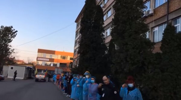Cadrele medicale de la Spitalul Județean de Urgență Buzău s-au înghesuit să se închine la moaştele plimbate cu o mașină 