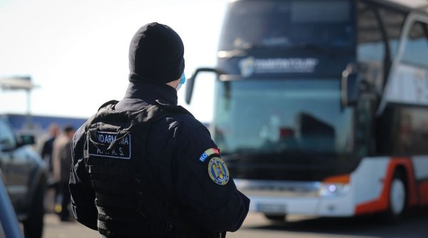 Autocar plin cu români cu teste PCR false, sechestrat în Franţa. Şoferii au fost arestaţi, românii trimişi în Spania