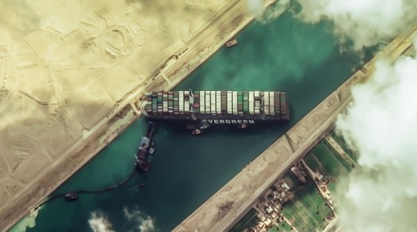 Zece vapoare cu animale din România, blocate în canalul Suez din cauza cargoului eşuat