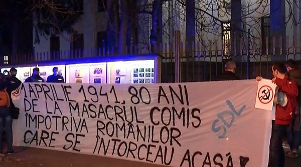 Protestatarii anti-restricţii au mers la Ambasada Rusiei şi au aprins lumânări