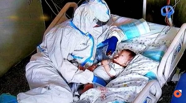 O asistentă din Italia surprinsă când îmbrăţişează un bebeluș cu COVID-19. „M-am apropiat să-l consolez” 