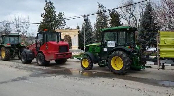 Fermierii din Moldova au protestat cu tot cu utilaje în marile oraşe. La Botoşani, au blocat oraşul cu tractoare