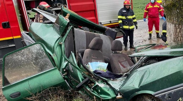 O femeie a murit într-o Dacia 1310 ruptă în două, după un accident între Constanţa şi Tulcea